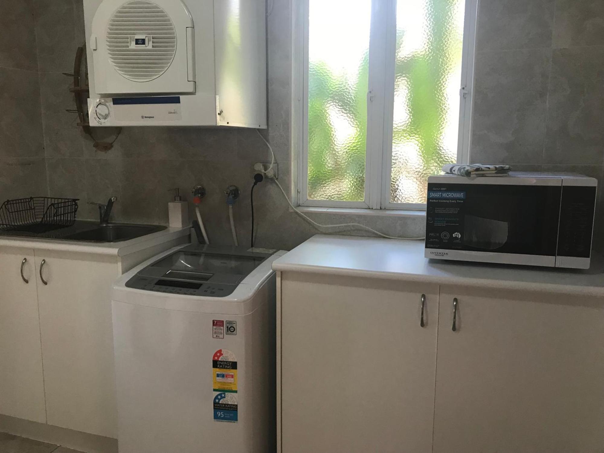 Taj On Byrnes - Private Luxury Apartment Mareeba Luaran gambar